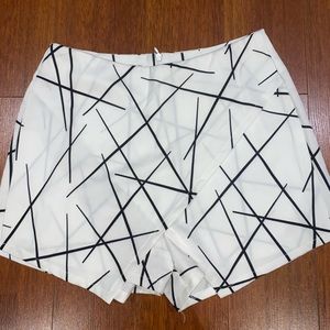 Loose white/black shorts